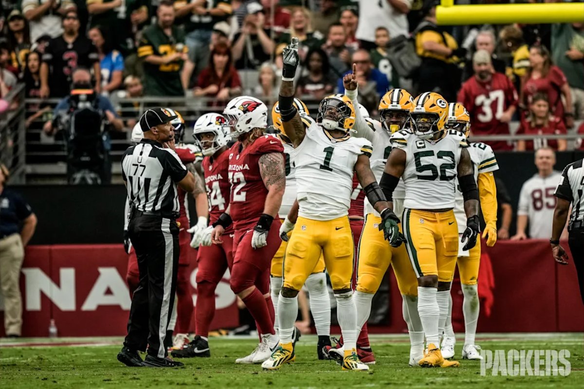 O defensor Micah Parsons teve uma atuação dominante e histórica na vitória de virada do Green Bay Packers sobre o Arizona Cardinals (27 a 23) neste domingo (19 de Outubro de 2025).